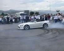 Trabzon’da bir düğün için toplanan lüks otomobilli şahıslar yolu trafiğe kapatarak drift yaptı