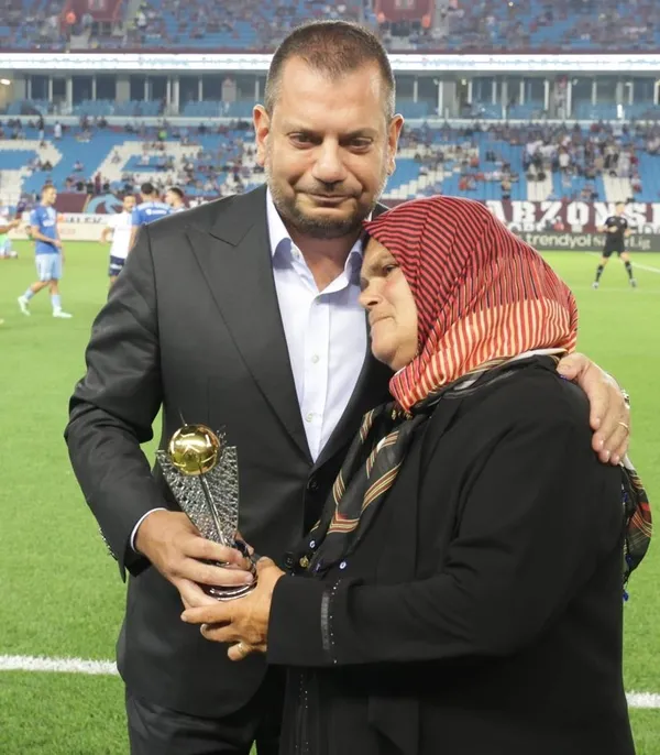 iyi-ki-varsin-eren-trabzonspor-baskani-ertugrul-dogan-sehit-eren-bulbulun-annesi-ayse-bulbue-forma-hediye-etti-1691776956053.jpeg İyi ki varsın Eren! Trabzonspor Başkanı Ertuğrul Doğan şehit Eren Bülbül'ün annesi Ayşe Bülbü'e "Eren Bülbül" yazılı forma hediye etti-2