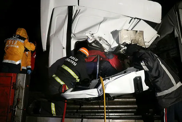 Bolu'da feci kaza! TIR'da sıkışan sürücü 2 saatte çıkarıldı-1
