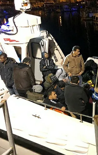 İzmir'de 43 düzensiz göçmen yakalandı