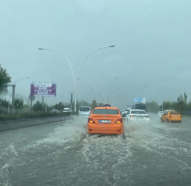 ankarada-siddetli-yagis-ve-firtina-agaclar-devrildi-sokaklar-gole-dondu-1660570505765.jpg Ankara'da şiddetli yağış ve fırtına: Ağaçlar devrildi sokaklar göle döndü! Valilik duyurdu! Acı haber geldi-2
