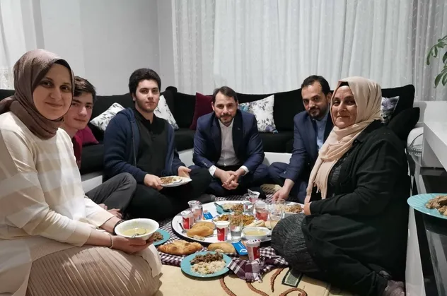 Bakan Albayrak'tan bir aileye iftar sürprizi