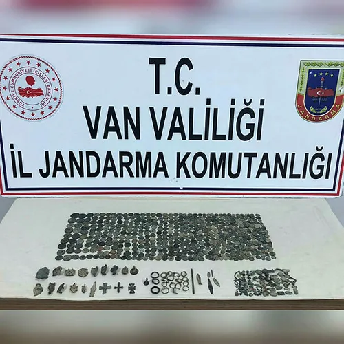 vanda-tarihi-eser-kacakcilarina-operasyon-1577686234867.jpg Van'da tarihi eser kaçakçılarına operasyon-1