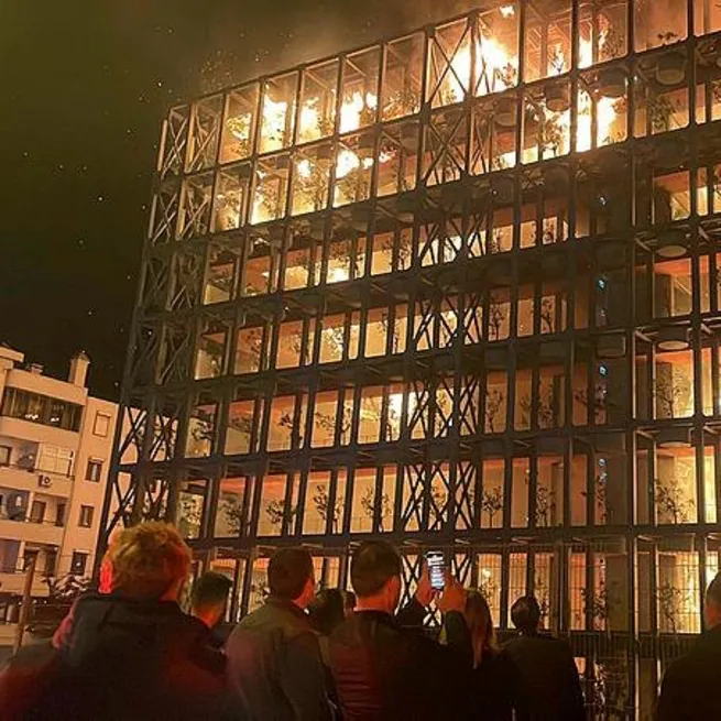 İzmir’in Narlıdere ilçesindeki Folkart Sitesi’nde yangın çıktı! 8 saat sonunda kontrol altında