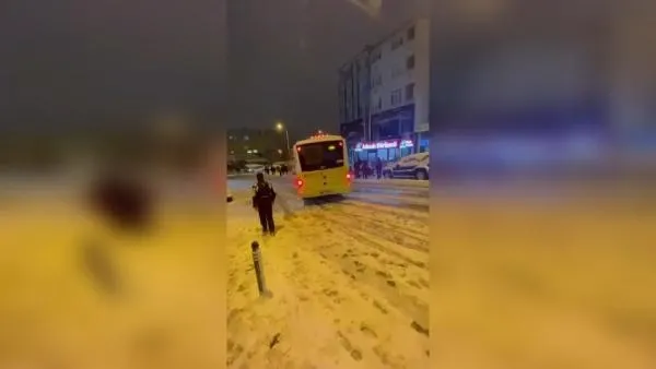 Kar yağdı, CHP'li İBB bir kez daha sınıfta kaldı! Ters dönen araçlar, gidemeyen İETT otobüsleri, tuzlanmayan yollar...-3