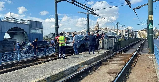 Galata Köprüsü'nde cip tramvay yolunda sıkıştı! Seferler normale döndü