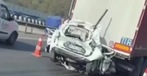 İzmir’de feci kaza: İki tırın arasında kalan araç kağıt gibi ezildi