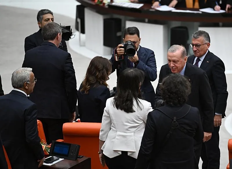 Konuşmaların ardından Başkan Erdoğan DEM Parti heyetiyle tokalaştı. (AA)
