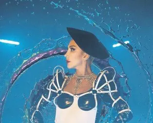 Aklımda ile dünyaya sesleniyor