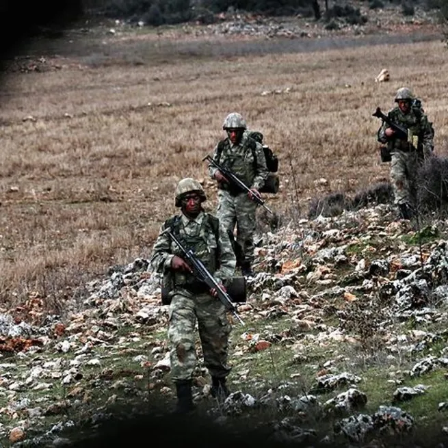 Son dakika: Bakan Akar duyurdu! Mehmetçik teröristlerin kalesine girdi! Çemçö mağarasında silah ve mühimmat ele geçirildi