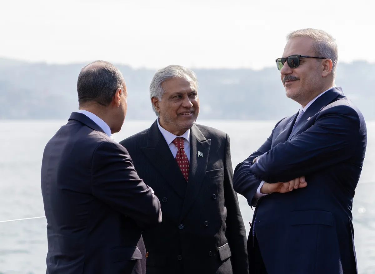 bakan-hakan-fidandan-r4e3-zirvesi-sonrasi-mesajlar-irana-saldiri-buyuk-olumsuzluk-yaratir-1792767908685.jpeg Bakan Fidan'dan R4+E3 zirvesi sonrası uyarı: İran'a yeniden saldırı büyük yıkım getirir-4