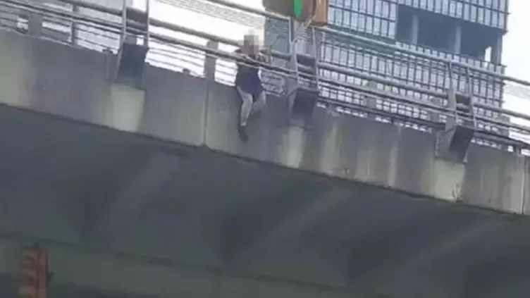 ▶️ Şişli'de intihar! Bir kadın Mecidiyeköy viyadüğünden atladı