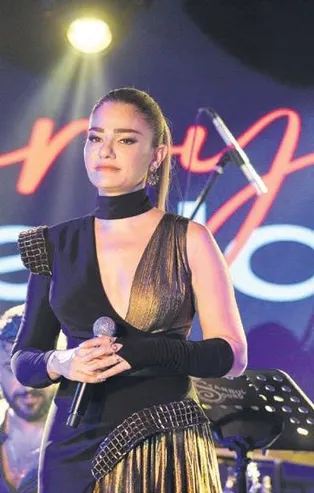 Derya Bedavacı şıklığıyla göz kamaştırdı