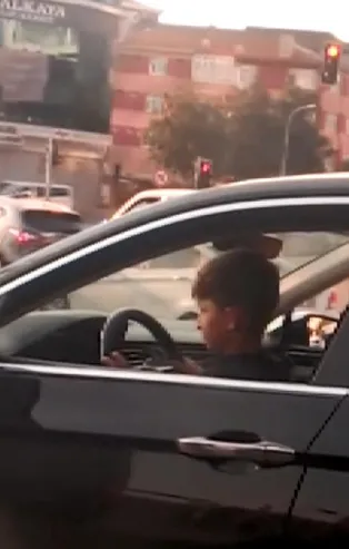 9 yaşındaki çocuğunu direksiyona geçiren babaya para cezası