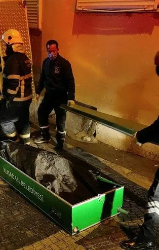 Aydın Kuşadası'nda feci olay! Sığındıkları evde ısınmak için ateş yakan 2 kişi yanarak hayatını kaybetti