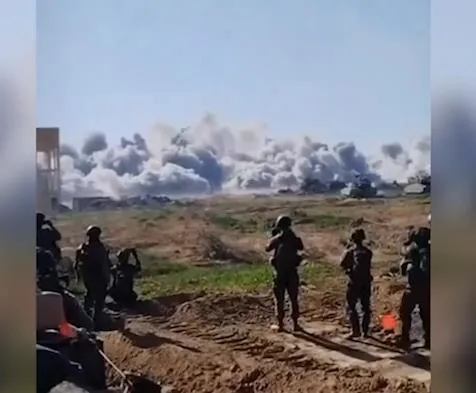 katil-israil-askerlerinden-mide-bulandiran-goruntuler-gazzedeki-yerlesim-yerini-vururken-sevinc-cigliklari-att-1705789071160.jpeg Katil İsrail askerlerinden mide bulandıran görüntüler! Gazze'deki yerleşim yerini vururken sevinç çığlıkları attılar-3