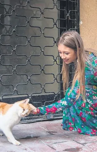 'Sarı poşetli kız' sokak hayvanları için sokak sokak dolaşıyor