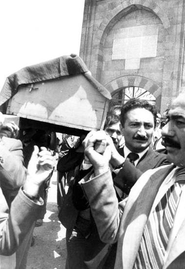 1980-yilinda-oldurulen-chpli-zeki-tekinerin-ailesi-cinayete-iliskin-hukum-giyen-omer-ayin-iyi-parti-il-baskani-secilmesine-tepkili-1605100489115.jpg 1980 yılında öldürülen CHP'li Zeki Tekiner'in ailesi, cinayete ilişkin hüküm giyen Ömer Ay'ın İYİ Parti İl Başkanı seçilmesine tepkili-4