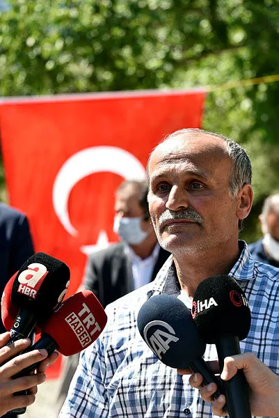 tuncelide-teror-orgutu-pkknin-3-yil-once-orucluyken-sehit-ettigi-ogretmen-necmettin-yilmaz-mezari-basinda-anildi-1594912300372.jpg Tunceli'de terör örgütü PKK'nın, 3 yıl önce oruçluyken şehit ettiği öğretmen Necmettin Yılmaz mezarı başında anıldı-5