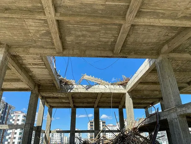 Son dakika: Diyarbakır'da inşaatta iskelenin çökmesi sonucu 1'i ağır 6 işçi yaralandı-3