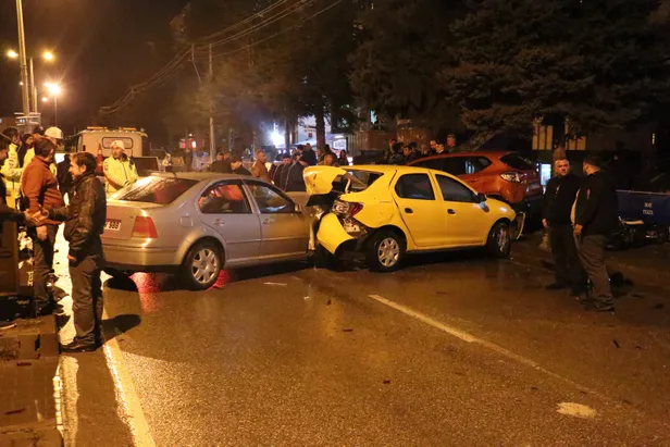 Bolu'da alkollü sürücü park halindeki 7 araca çarptı-4