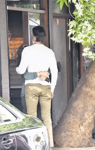 Edwina Sponza ile İbrahim Kutluay sarılırken objektiflere takıldı