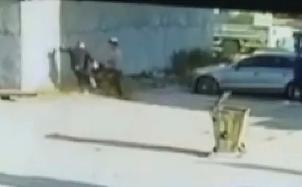 kiz-kardesinin-videosunda-gordugu-liseli-ogrenciyi-tekme-tokat-dovdu-1631716275927.jpg Kız kardeşinin videosunda gördüğü liseli öğrenciyi tekme tokat dövdü-2