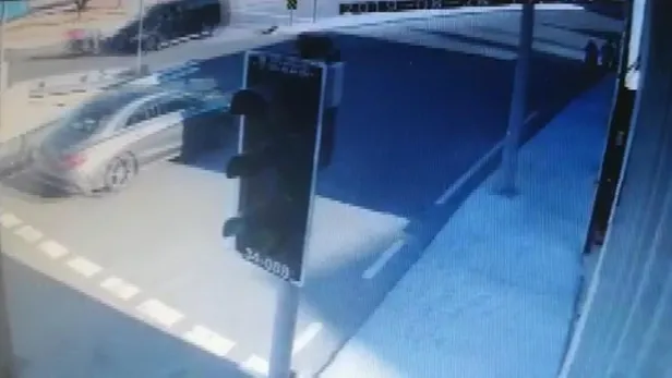 Maltepe'de korkunç olay! 17 yaşındaki genç motosikletli kuryenin hayatını kaybettiği kaza kamerada-4