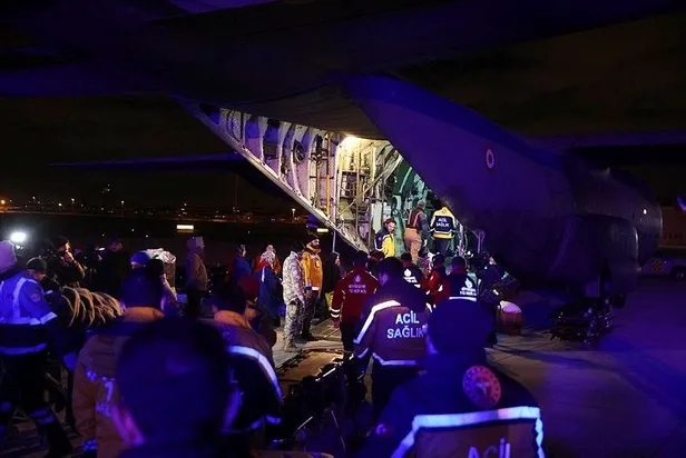 Depremde yaralanan 47 kişi daha askeri kargo uçağı ile İstanbul’a getirildi-2