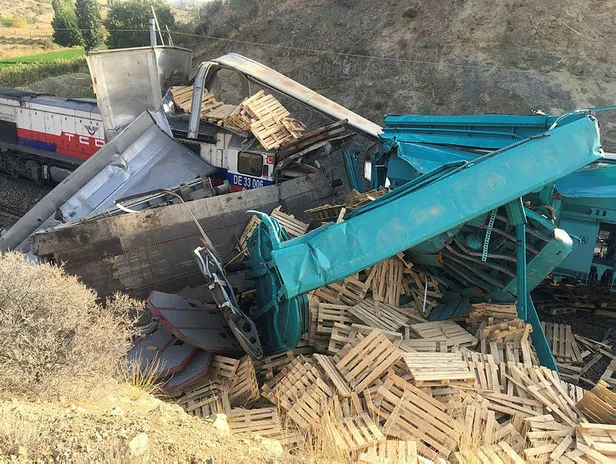 Son dakika: Yozgat'ta feci kaza! İki yük treni çarpıştı-3