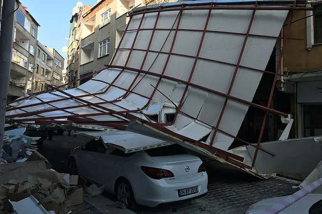 İstanbul'da facia ucuz atlatıldı! Şiddetli lodos çatıları uçurdu, ağaçları devirdi