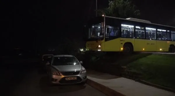Sultangazi'de freni tutmadığı öne sürülen İETT otobüsü kaldırımda asılı kaldı facianın eşiğinden dönüldü-3