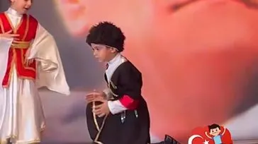 İZLE I Fahriye Evcen ve Burak Özçivit’in oğlu Karan okul töreninde sahneye çıktı! İşte o anlar...