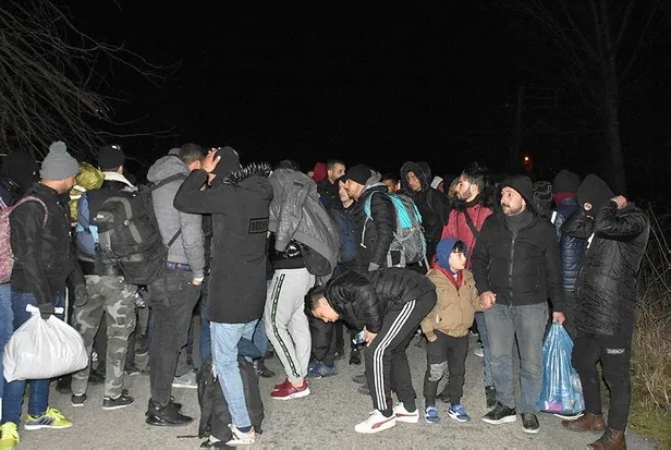 Türkiye'den son dakika Suriyeli mülteciler kararı: Sınır kapıları açıldı! Göçmenler Yunanistan sınırına yürüyor-1