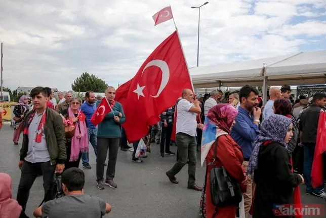İstanbul'da vatandaşlar Atatürk Havalimanı'na akın etti! Alan doldu taştı