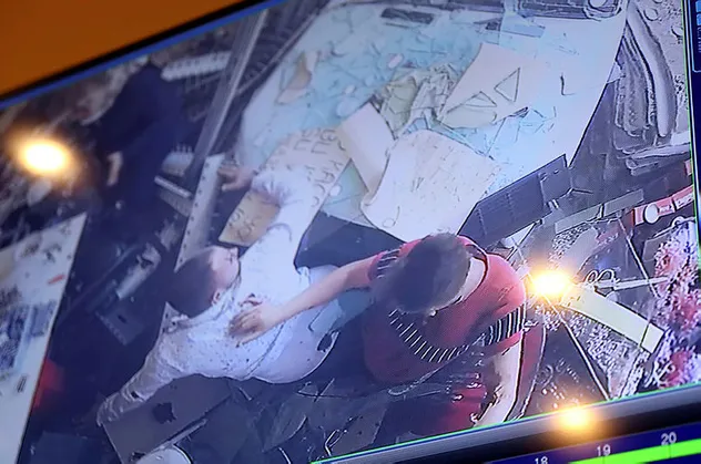 Otomobil iş yerine girdi! Facia kıl payı atlatıldı