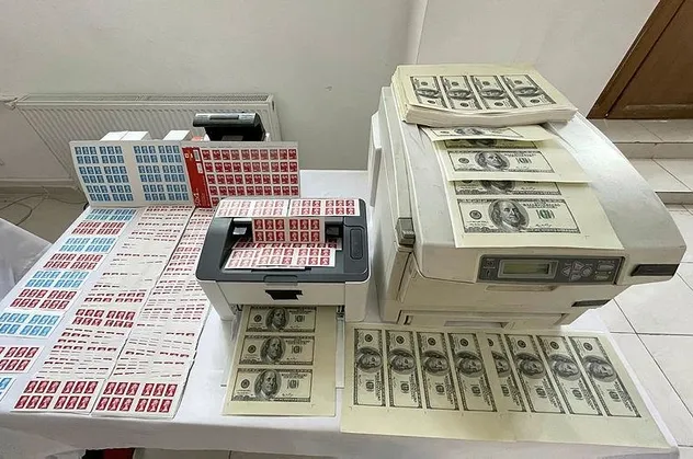 İstanbul'da 40 bin sahte 100 dolar ile 500 bin İngiltere Kraliyet pulu ele geçirildi