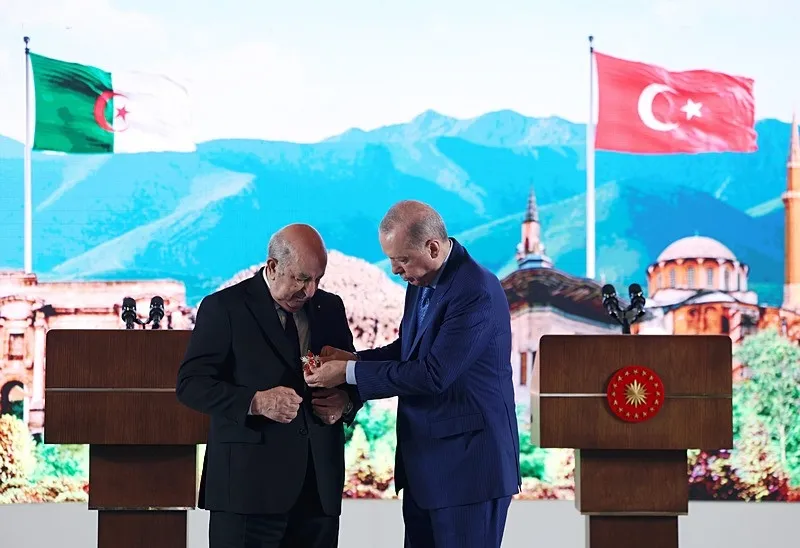 ticaret-hedefi-10-milyar-dolar-turkiye-ile-cezayir-arasinda-imzalar-atildi-baskan-erdogandan-is-birligi-vurgus-1778175014035.jpeg Ticaret hedefi 10 milyar dolar! Türkiye ile Cezayir arasında imzalar atıldı: Başkan Erdoğan'dan iş birliği vurgusu-7