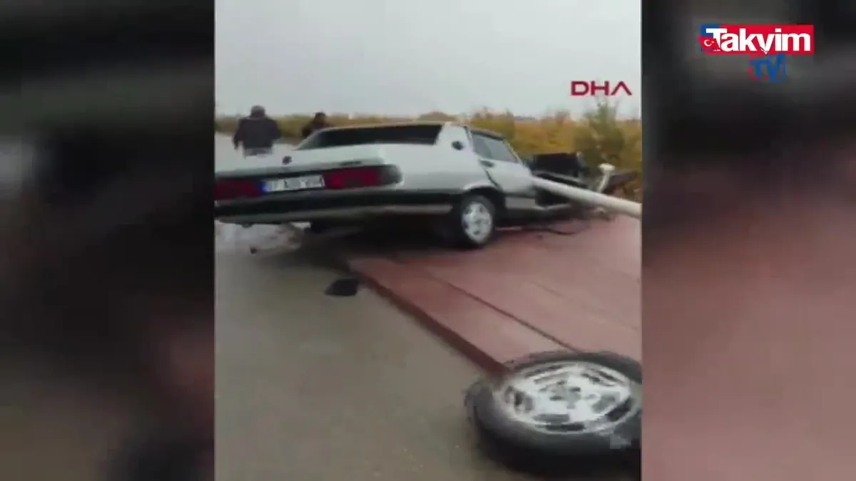 Otomobil direğe çarpıp ikiye bölündü!