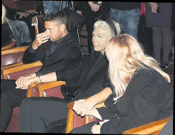 Beşiktaş'ın eski yıldızı Dusko Tosic'in eşi Jelena Karleusa, annesi Divna'nın mezarını ziyaret etti-1