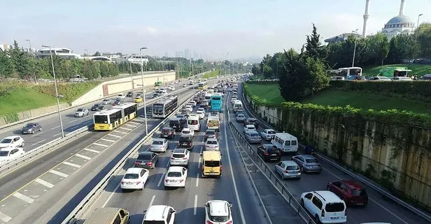 Kısıtlamanın sona ermesiyle İstanbul’da haftanın ilk iş gününde trafik yoğunluğu