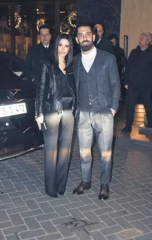 Arda Turan ile Aslıhan Doğan çiftinden el ele poz