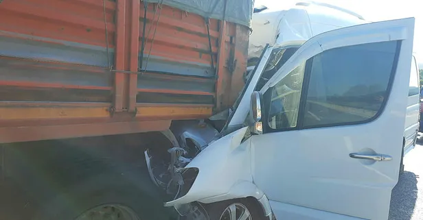 Bilecik’te öğrencileri taşıyan midibüs TIR’a çarptı: 1’i ağır 13 yaralı