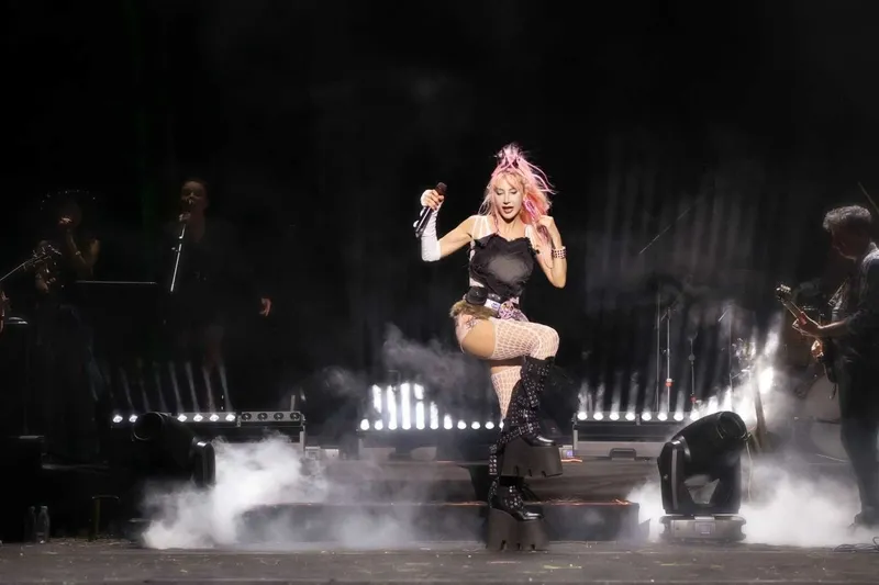 hande-yenere-cumhurbaskanina-hakaretten-sorusturma-1772887955735.jpeg Hande Yener'e Cumhurbaşkanına hakaretten soruşturma!-3