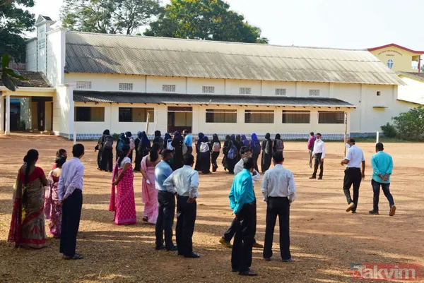 SON DAKİKA: Hindistan'ın 28 Şubat'ı! Başörtüsü yasaklarına karşı eylemler sürüyor: Bıçak taşıyan 2 kişi gözaltına alındı - 12