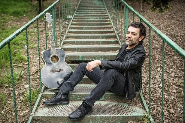 ajanlara-acimiyor-edhonun-tipisi-hakkindaki-sasirtan-gecek-unlu-oyuncu-savas-ozdemir-gercekte-1617656274225.jpeg Ekranları sallıyor! EDHO’nun Tipi’si hakkındaki şaşırtan geçek! Ünlü oyuncu Savaş Özdemir gerçekte...-2