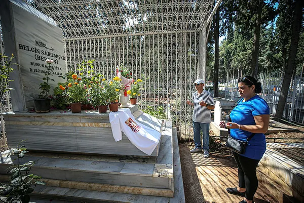 sanatci-bergen-mersindeki-mezari-basinda-anildi-1660517097192.jpg