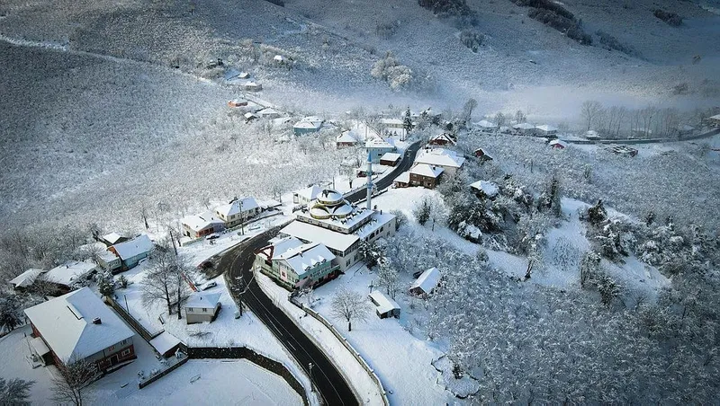 Kocaali ilçe merkezinde etkili olan sağanak, yüksek kesimlerde yerini kara bıraktı.