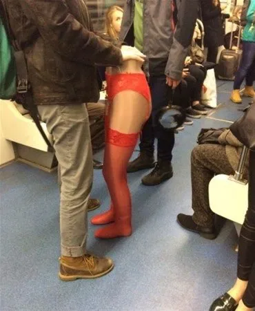 Metroya binen en garip insanlar
