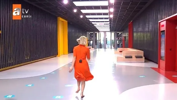 ATV canlı yayınında şoke eden anlar! Esra Erol ayakkabılarını bir kenara atıp koşarak stüdyodan çıktı! İşte o anlar...
